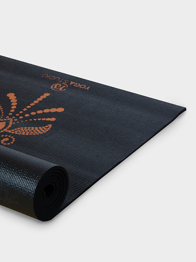 Alfombrilla de yoga adhesiva reversible de 6 mm diseñada por Yoga Studio