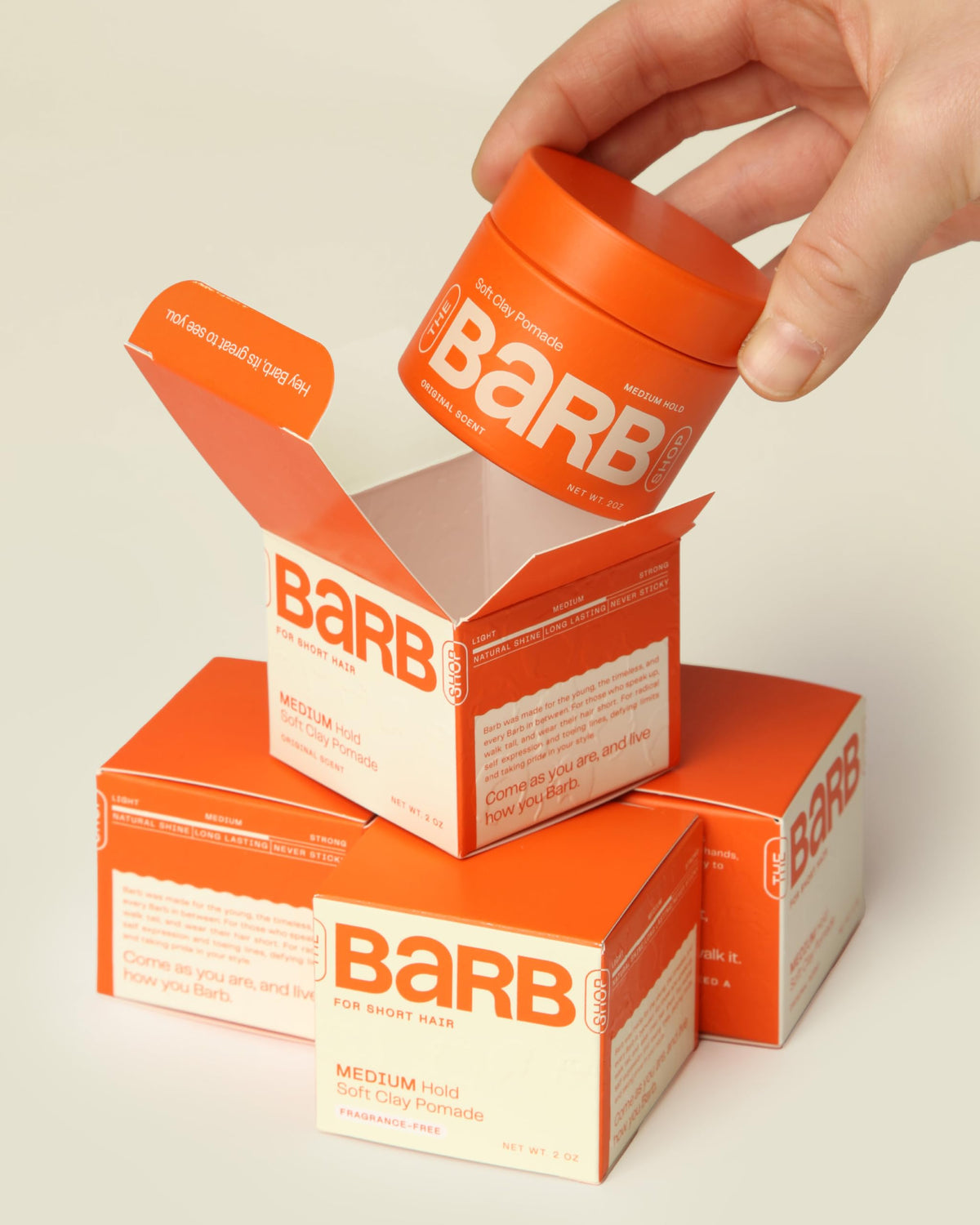 Pomada de arcilla blanda Barb – Fijación media, a base de agua, sin fragancia (57 g) | The Barb Shop