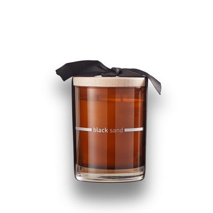 FINN & CO. Vela Arena Negra – Cera de Soja de 9.5 oz, Frasco Ámbar, Aroma Inspirado en la Playa