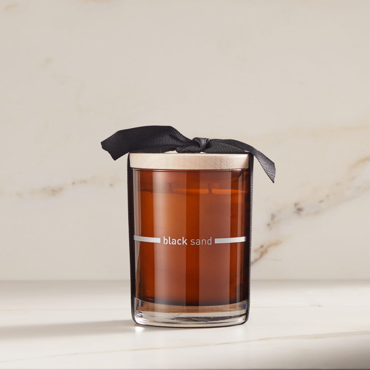 FINN & CO. Vela Arena Negra – Cera de Soja de 9.5 oz, Frasco Ámbar, Aroma Inspirado en la Playa