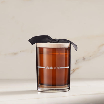 FINN & CO. Vela Arena Negra – Cera de Soja de 9.5 oz, Frasco Ámbar, Aroma Inspirado en la Playa