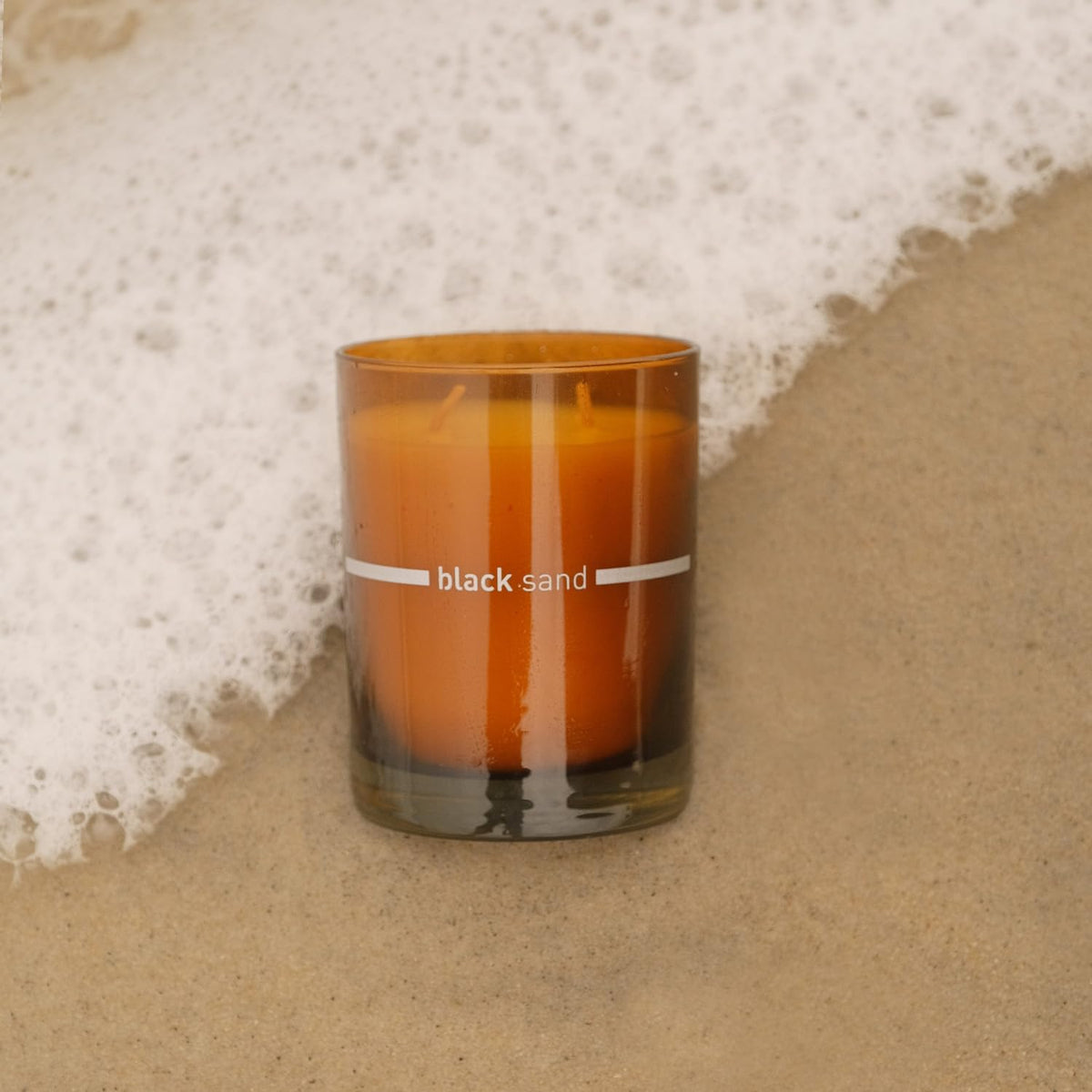 FINN & CO. Vela Arena Negra – Cera de Soja de 9.5 oz, Frasco Ámbar, Aroma Inspirado en la Playa