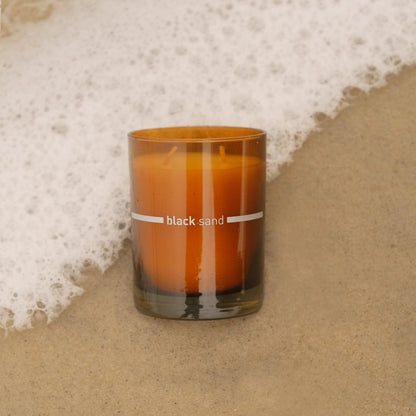 FINN & CO. Vela Arena Negra – Cera de Soja de 9.5 oz, Frasco Ámbar, Aroma Inspirado en la Playa