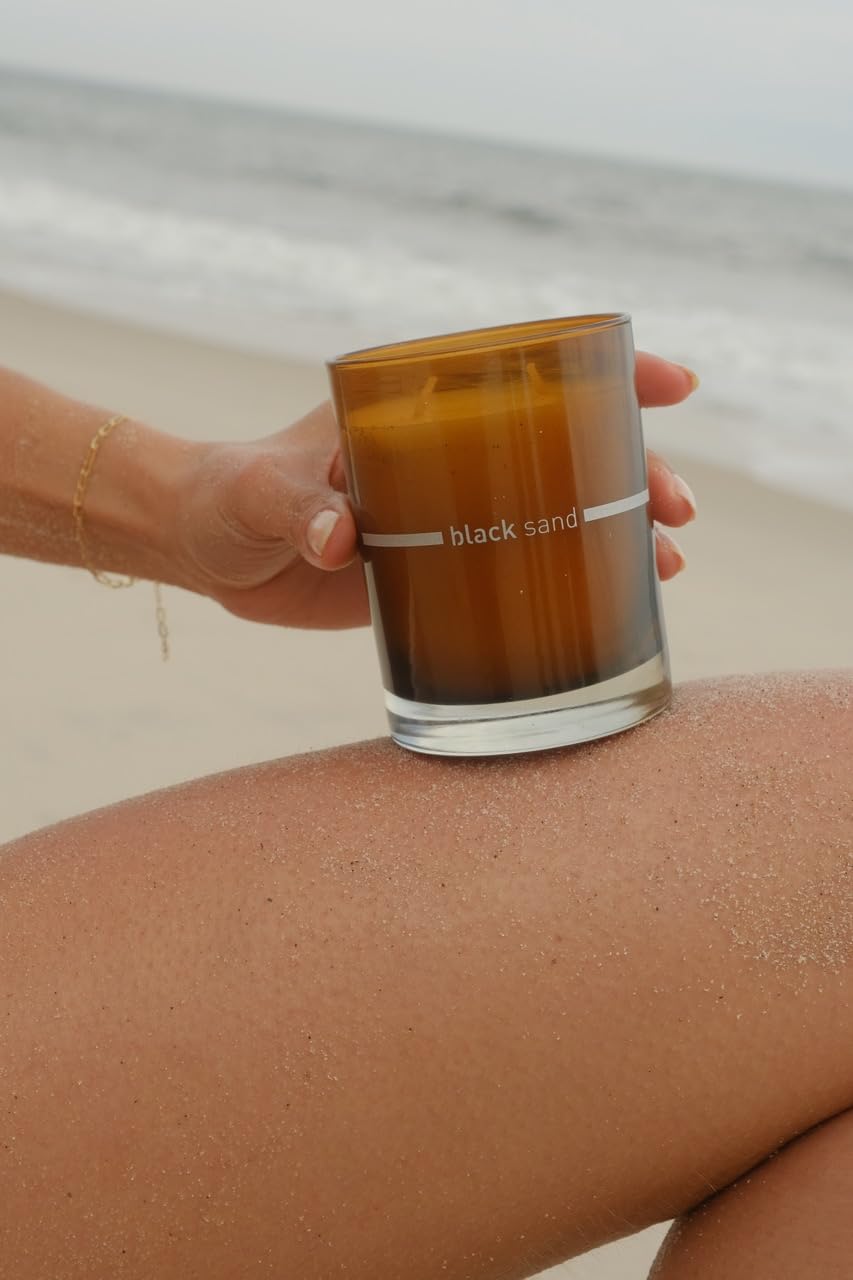 FINN & CO. Vela Arena Negra – Cera de Soja de 9.5 oz, Frasco Ámbar, Aroma Inspirado en la Playa