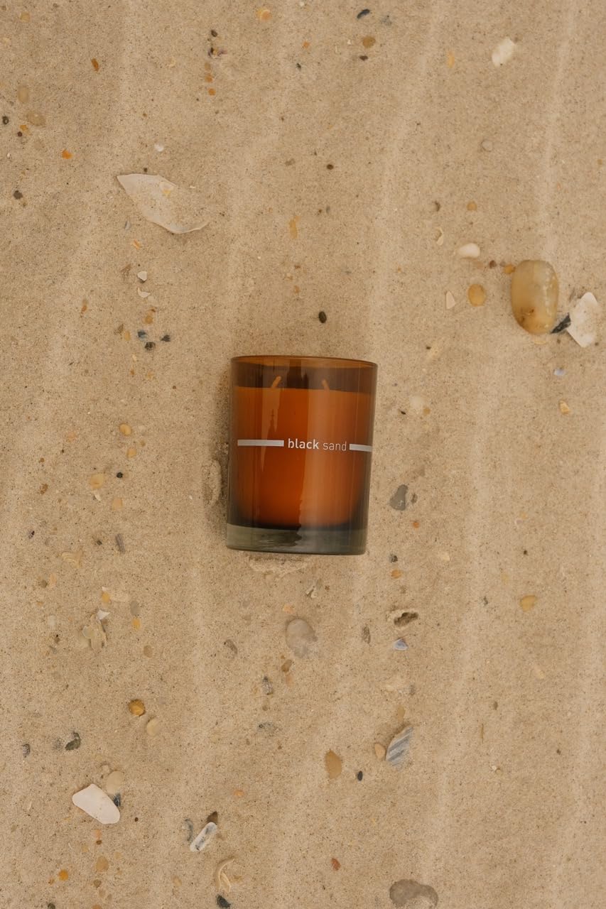 FINN & CO. Vela Arena Negra – Cera de Soja de 9.5 oz, Frasco Ámbar, Aroma Inspirado en la Playa
