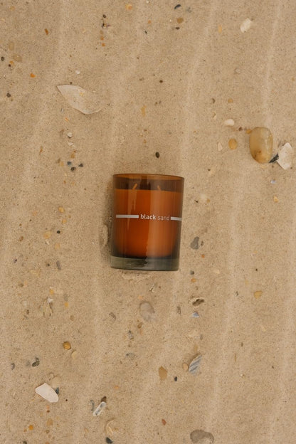 FINN & CO. Vela Arena Negra – Cera de Soja de 9.5 oz, Frasco Ámbar, Aroma Inspirado en la Playa